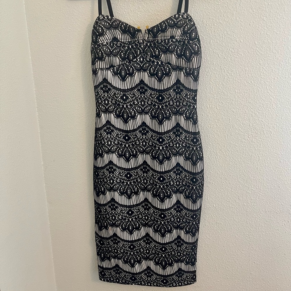 GUESS BLACK & WHITE LACE DETAIL MIDI DRESS